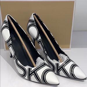 Claire Graphic Logo Leather Pump